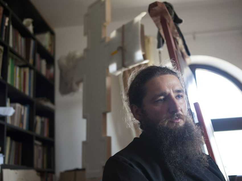 CONFESIUNILE PARINTELUI PANTELIMON (I). De ce a renuntat la MUZICA ROCK, cum a intrat in manastire, ce parere are despre <i>fenomenul Facebook</i>? HOTII DE TIMP, SEDUCTIA CURIOZITATII si IDENTITATILE DE IMPRUMUT