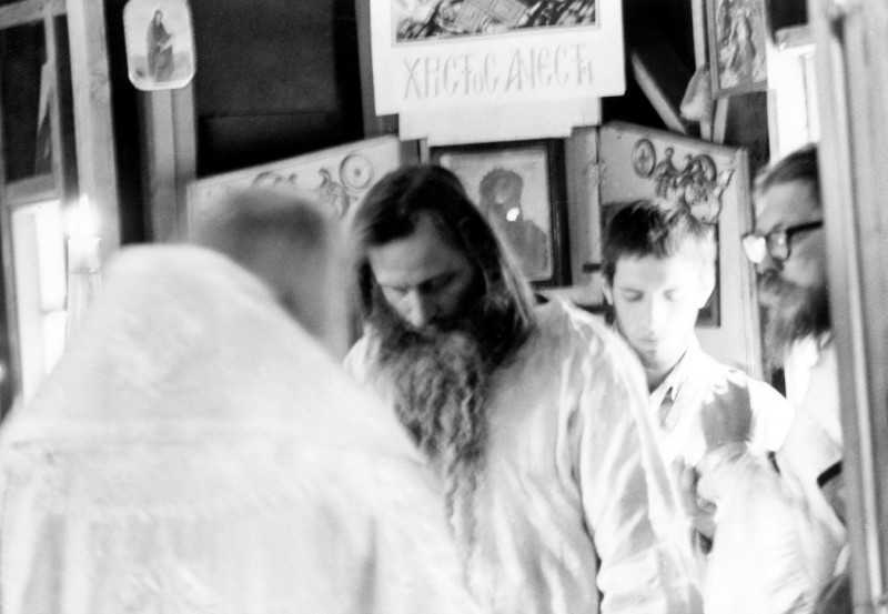 Episcopul Nectarie îl hirotonește preot pe părintele Serafim. Biserica Mănăstirii Cuviosului Gherman. Duminica Mironosițelor, 24 aprilie 1977
