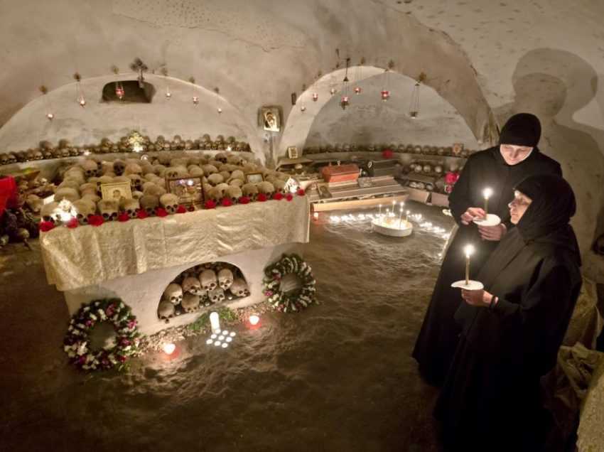 <i>Trezeste-ne, Doamne, trezeste-ne!</i> VALOAREA TIMPULUI SI FOLOSUL AMINTIRII MORTII