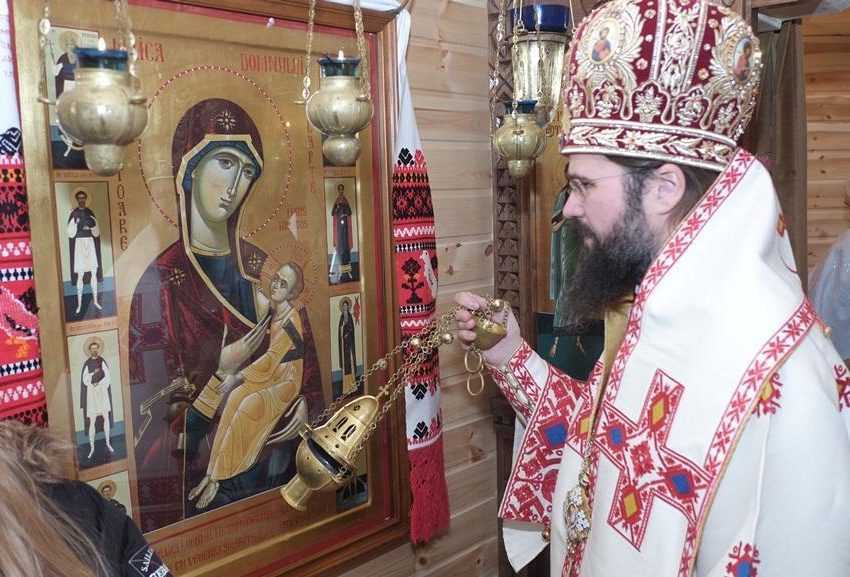 SOBORUL MAICII DOMNULUI, ALINATOAREA DURERILOR, MANGAIETOAREA SI HRANITOAREA NOASTRA. Cuvinte duhovnicesti calde si duioase ale Parintelui Episcop Macarie Dragoi – 2015: <i>“Maica Domnului ne ține la inima sa maternă, încălzindu-ne, și pe noi toți care suntem copiii săi. L-a alăptat și pe Hrănitorul făpturii, ne alăptează pe fiecare în parte și mai ales pe cei care sunt fără de mamă și fără de ajutor”</i> (VIDEO, AUDIO)
