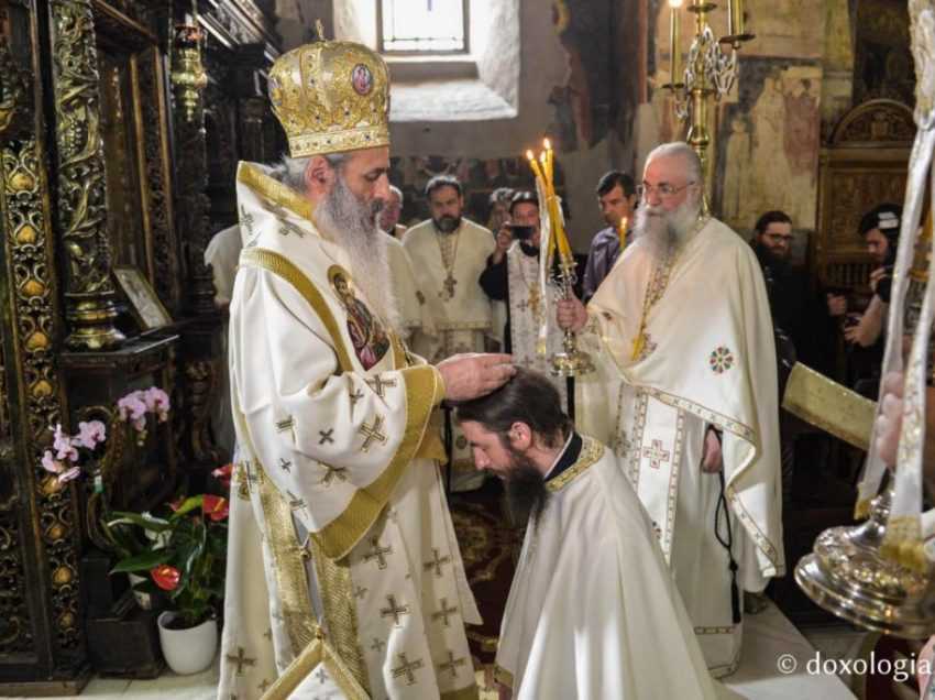 IPS TEOFAN – cuvant inspirat si memorabil despre MUCENICIA SLUJIRII ARHIERESTI, citand in extenso si din scrisoarea Parintelui Rafail. CEA MAI MARE PRIMEJDIE PENTRU UN EPISCOP: DUHUL LUMII, amintind si despre ispita triumfalismului realizarilor omenesti, precum si <i>“laudele, multe fățarnice, venite din partea oamenilor, relația uneori neadecvată cu puternicii zilei”</i> (VIDEO)