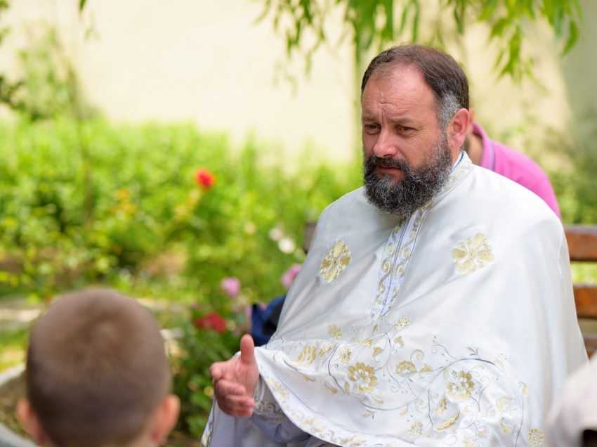 PREDICA PARINTELUI CRISTIAN ONEA (Biserica Ceaus Radu) despre OTRAVIREA SUFLETELOR COPIILOR SI ADOLESCENTILOR DE AZI: <i>“Sa-ti fie mila de copilul tau, sa nu-l lasi sa se duca la moarte! A venit vremea sa ne rugam, sa ne punem in genunchi pentru ca altfel ne pierdem nepotii si copiii!”</i> (VIDEO, TEXT)