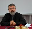 PR. CONSTANTIN COMAN – conferința de la Iași despre POCĂINȚĂ ca VEDERE ȘI ASUMARE A NEPUTINȚEI PROPRII vs. “LOGICA” ÎNDREPTĂȚIRII DE SINE: <i>“Cei care au construit un edificiu personal în care să se simtă bine, în care să se justifice, se plasează într-o stare de nepregătire pentru întâlnirea cu Dumnezeu”</i> (I)