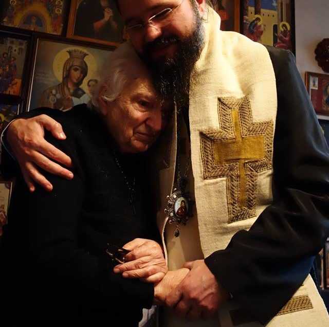 ÎN VIZITĂ LA DOAMNA ASPAZIA, cea cu credința de oțel: <i>“Nicio frică să nu fie mai mare decât frica de Dumnezeu”</i>. PREZENȚA MÂNTUITORULUI ÎN IADUL CELULELOR TRANSFORMATE ÎN CHILII, povățuirile și binecuvântările Părintelui Arsenie Boca (VIDEO + TEXT)