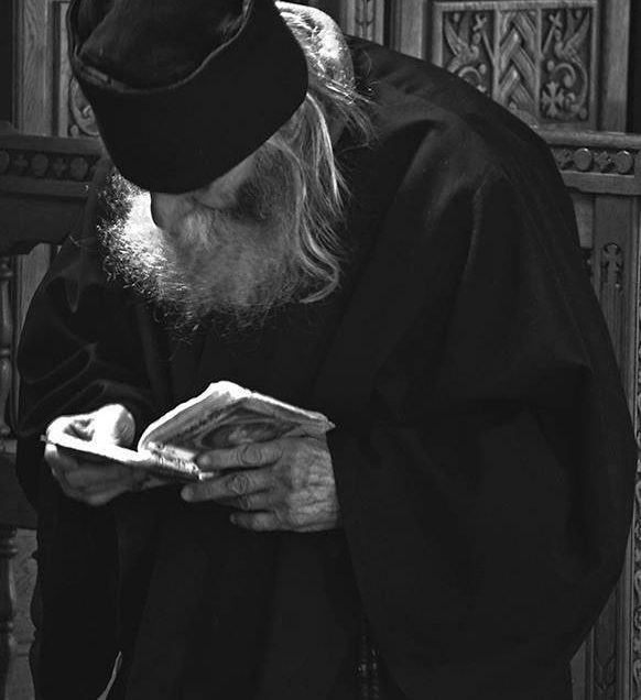 <i>“SĂ NU NE DESCURAJĂM! Să primim cu evlavie nevoinţa smerită, foarte potrivită neputinţei noastre, dată, în chip parcă văzut, de către mâna lui Dumnezeu!”</i>. Sf. Ignatie Briancianinov despre SFĂTUIRE, ÎNDRUMARE DUHOVNICEASCĂ și viața duhovnicească potrivită cu condițiile proprii VREMURILOR NOASTRE