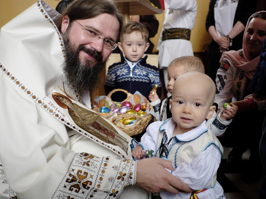 STRIGĂTUL PREASFINȚITULUI MACARIE: <i>“Iubiţi părinţi, salvaţi-vă copiii!”</i>. Interviu pentru “Familia ortodoxă”: CUM SĂ REZISTĂM CA FAMILIE ÎN FAȚA MARILOR PRIMEJDII ȘI ASALTURI DEMONICE ALE LUMII DE ASTĂZI?