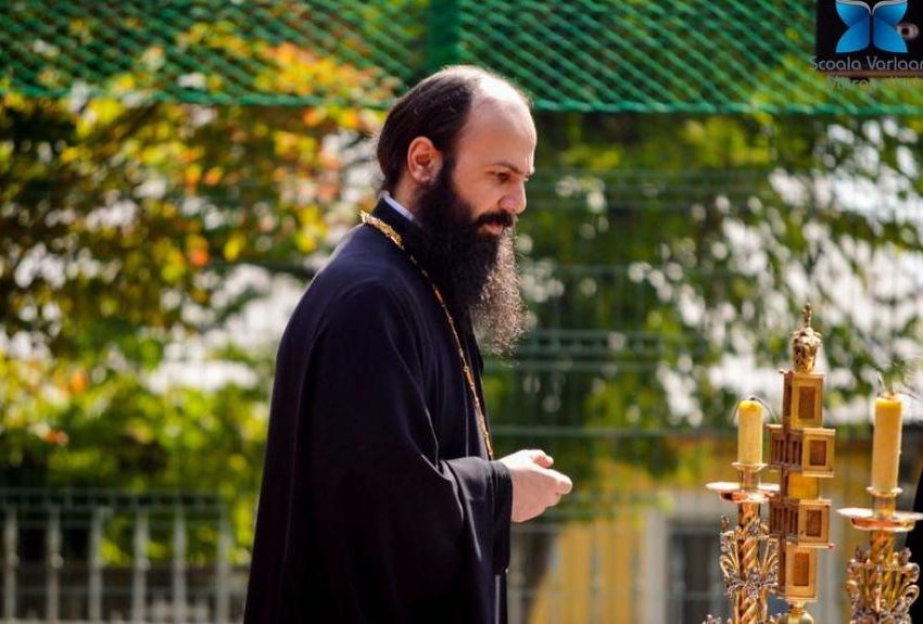 “CE-O SA ZICA LUMEA?”. Parintele Hrisostom Radasanu – cuvant aprig la inceputul anului scolar impotriva CREDINTEI CALDICELE SI  LASE A CRESTINILOR ACOMODANTI CU MERSUL LUMII: <i>“Carne de tun pentru satana, asta am ajuns! Nu mai avem niciun cuvant in ceea ce priveste educatia copiilor nostri”</i>