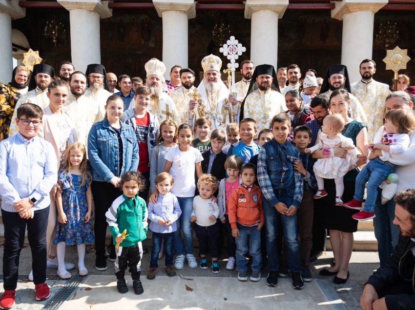 PATRIARHUL DANIEL NE INDEAMNA <i>“SA FIM MARTURISITORI, afirmand, aparand si promovand FAMILIA binecuvantata, bazata pe CASATORIA DINTRE UN BARBAT SI O FEMEIE”</i>/ Mesajul Parintelui Episcop MACARIE DRAGOI cu privire la REFERENDUMUL din 6-7 octombrie 2018/ FANATISMUL ANTICRESTIN al “influencerilor” si JOCUL SANTAJULUI, INTIMIDARII, MARGINALIZARII Bisericii