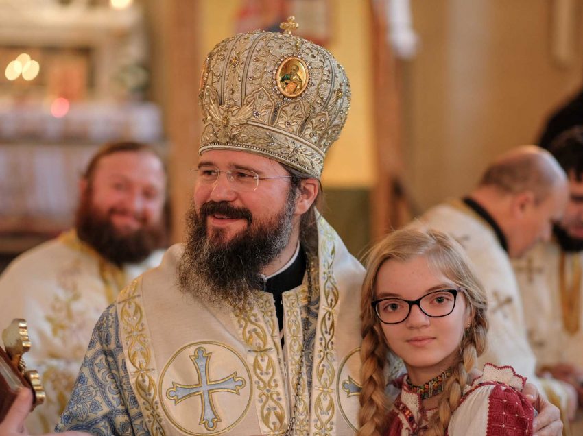 PS MACARIE, Episcopul Europei de Nord, despre SALVAREA IDENTITATII si a CREDINTEI la românii din DIASPORA, ce inseamna “A FI IN BISERICA” si despre incercarea “strigatoare la cer” de PERVERTIRE si UCIDERE SUFLETEASCA A COPIILOR. <i>“O noua ideologie a stricarii firii umane vine sa schimbe fața intregii lumi. Si incepe tocmai prin copii”</i> (si AUDIO)