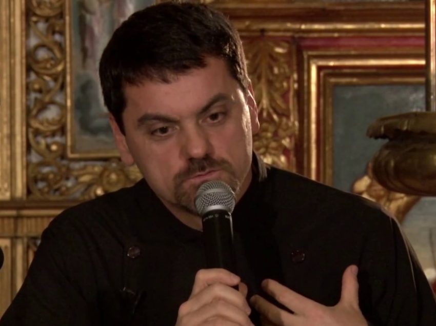“Oferta” duhovniceasca esentiala pentru a trai un POST MARE cu real folos: INFRANAREA ca LUCRARE LAUNTRICA DE LINISTIRE, DE PAZA A SIMTURILOR si ca exercitiu de REZISTENTA si RETRAGERE fata de TENTATIILE SOCIETATII DE CONSUM. Diaconul Sorin Mihalache: <i>“Defectiunea vietii noastre este ca avem tendinta sa ne adaptam perfect lumii in care traim, unei patologii. Pentru a ne zidi interior trebuie sa ne decupam intr-un fel din ea”</i> (VIDEO, TEXT)