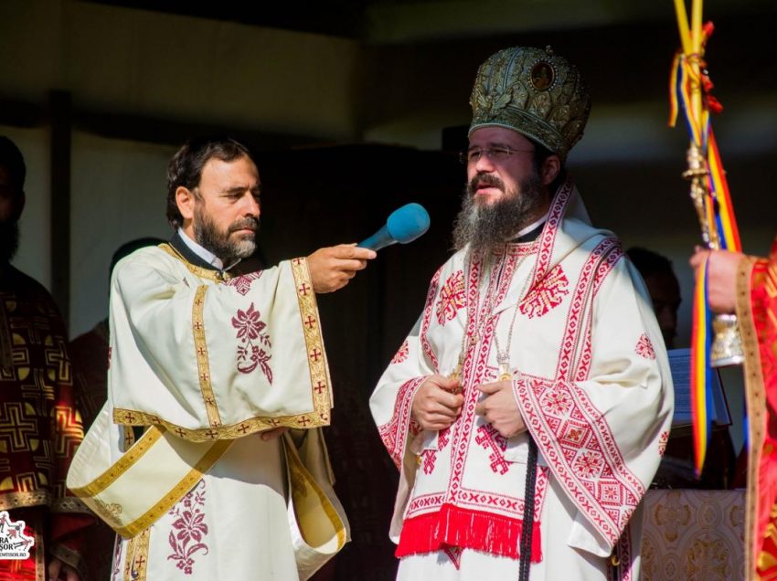 CUVÂNT PUTERNIC CĂTRE TINERI AL EPISCOPULUI MACARIE în tabăra de la Nemțișor (2019, video + transcriere integrală), chemând la DEȘTEPTARE DUHOVNICEASCĂ, CONȘTIENTIZARE și PĂZIRE de ispitele și pericolele ideologiilor contemporane care îi au drept țintă predilectă: <i>“În NIHILISMUL societății actuale de prea multe ori tinerii sunt dirijați, sunt dresați spre a-și asuma un rol de contestare a originilor, a tradițiilor.</i> SĂ NU VĂ LĂSAȚI ARIPILE TĂIATE!”