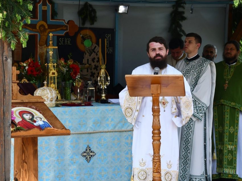 <i>“Ce iubeste omul mai mult in aceasta lume devine dumnezeul lui”</i> – PS BENEDICT BISTRITEANUL (predica video si text): <i>“IUBIREA EXISTA ODATA CU CRUCEA. Exista putina iubire in lume tocmai pentru ca fugim de suferinta. Cand iubesti, nu poti altfel decat suferind</i>. PE NOI CINE NE VA DESPARTI DE DRAGOSTEA LUI HRISTOS?”