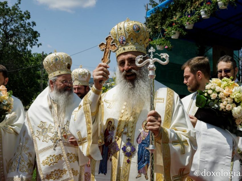 IPS TEOFAN si PS IGNATIE la Praznicul Sfinţilor Apostoli Petru şi Pavel, la Huși (VIDEO și TEXT): <i>“Cel mai mare dar al lui Dumnezeu este LIBERTATEA, pe care omul o dobândeşte MĂRTURISIND ADEVĂRUL”</i>/ <i>“Vremurile pe care le trăim sunt cele în care OAMENII S-AU RĂCIT, nu mai au căldura dragostei. URA SE RĂSPÂNDEȘTE ȘI DEVINE CA O PANDEMIE LA NIVEL PLANETAR”</i>