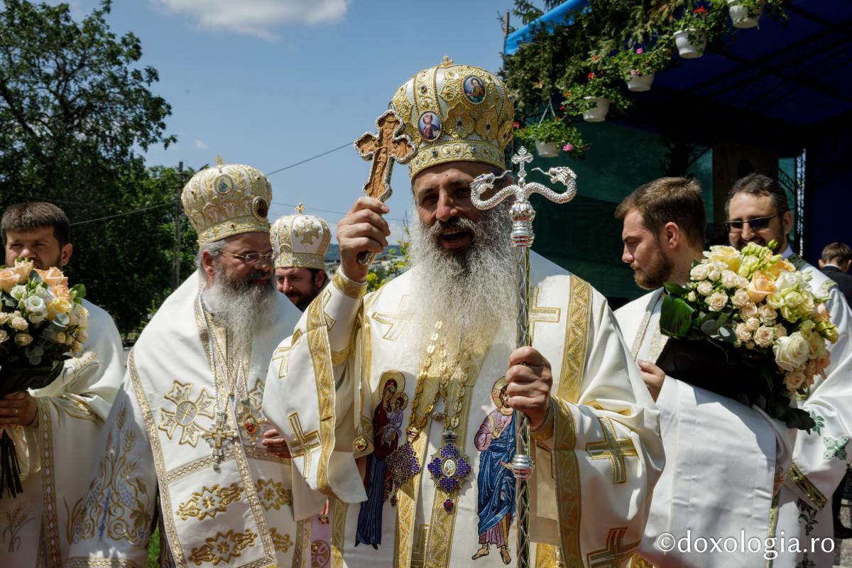 IPS TEOFAN si PS IGNATIE la Praznicul Sfinţilor Apostoli Petru şi Pavel, la Huși (VIDEO și TEXT): <i>“Cel mai mare dar al lui Dumnezeu este LIBERTATEA, pe care omul o dobândeşte MĂRTURISIND ADEVĂRUL”</i>/ <i>“Vremurile pe care le trăim sunt cele în care OAMENII S-AU RĂCIT, nu mai au căldura dragostei. URA SE RĂSPÂNDEȘTE ȘI DEVINE CA O PANDEMIE LA NIVEL PLANETAR”</i>