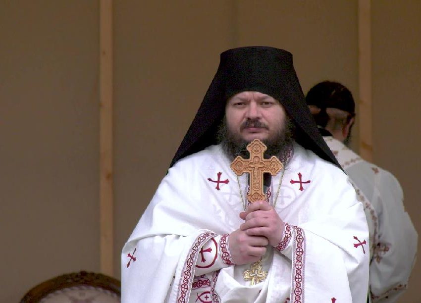 “IATA CE DUMNEZEU AVEM! Iata catre ce am fost noi chemati!”. Protos. HRISOSTOM de la Putna – Cuvant despre IUBIREA SFINTEI TREIMI si pentru REDESCOPERIREA CURAJULUI SI DEMNITATII DE CRESTIN: <i>“Noua ne este teama sa ne pierdem sanatatea, dar nu ne temem ca pierdem mantuirea? Cel care se teme ca va pierde cele mici, le va pierde pe cele mari. Cel care se sperie de umbra lui va pierde insasi Lumina”</i> (VIDEO, TEXT)