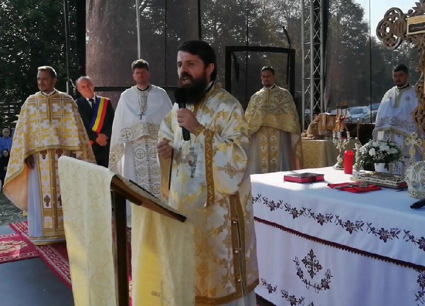 IMBRATISAREA LUI DUMNEZEU. PS Benedict Bistriteanul: CRUCEA – declaratia de dragoste a lui Dumnezeu pentru noi. IZOLARE, FRICA, DEZBINARE vs. SLUJIRE SI PARTICIPARE LA SUFERINTA APROAPELUI (video + text)