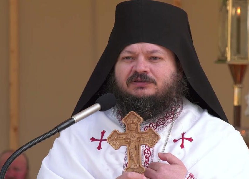 Protos. Hrisostom de la Putna: <i>“DE CE NE RUSINAM NOI SA NE INCHINAM LA ICOANE, CA SI CUM AR AVEA COVID SAU NE INCHINAM CU MASCA PUSA? Vrem sa se sfinteasca masca atingandu-se de icoana? OARE CHIAR N-AM INTELES NIMIC?! Credeti ca lucrurile se vor opri aici? Credeti ca nu vor urma alte si alte valuri de atacuri?”</i> (VIDEO, TEXT)