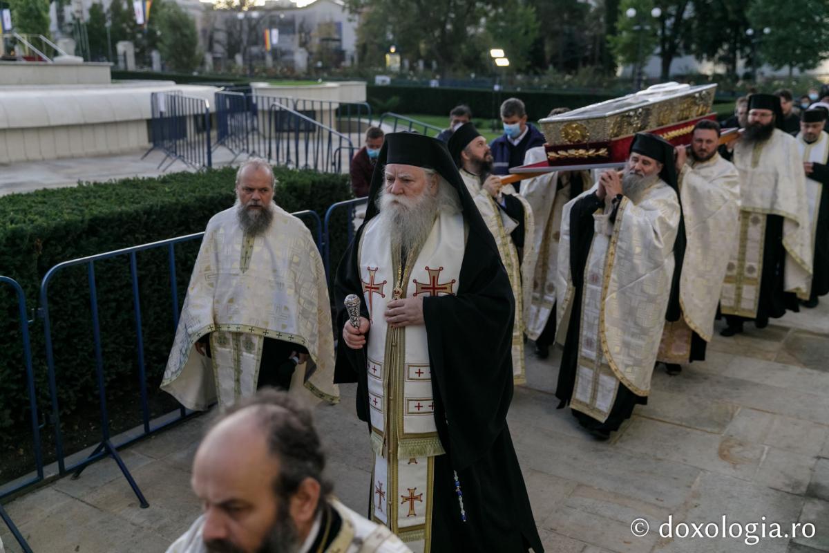 IPS CALINIC, Arhiepiscopul Sucevei – cuvinte grele despre PRIGONIREA SĂRBĂTORII CUVIOASEI PARASCHEVA DE LA IAȘI: <i>“Ne-au lăsat fără slujba de Înviere, trebuie să ne lase şi fără cea de Crăciun! Fiecare perioadă îşi are Diocleţienii şi Maximilienii ei. Uneori chiar mai zeloşi decât aceia!</i> FIȚI TARI ÎN CREDINȚĂ, CĂCI LUPTA ÎMPOTRIVA ORTODOXIEI ESTE ÎN PLINĂ DESFĂȘURARE!”