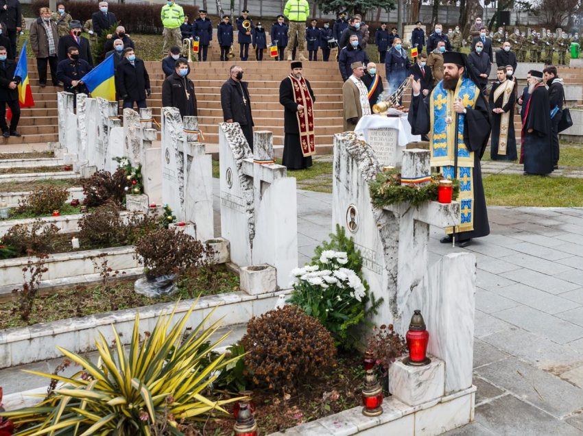 Cuvântul PS Benedict Bistrițeanul la POMENIREA FIILOR NEAMULUI UCIȘI în decembrie 1989: CRĂCIUNUL “ALTFEL”, ÎNSÂNGERAT: <i>“Hristos a venit în lume sub chipul jertfei chiar de la Naştere. Aş zice că poporul român s-a îmbrăcat cu cămaşa Vinerii celei Mari de la începutul existenţei sale”</i> (VIDEO, TEXT)